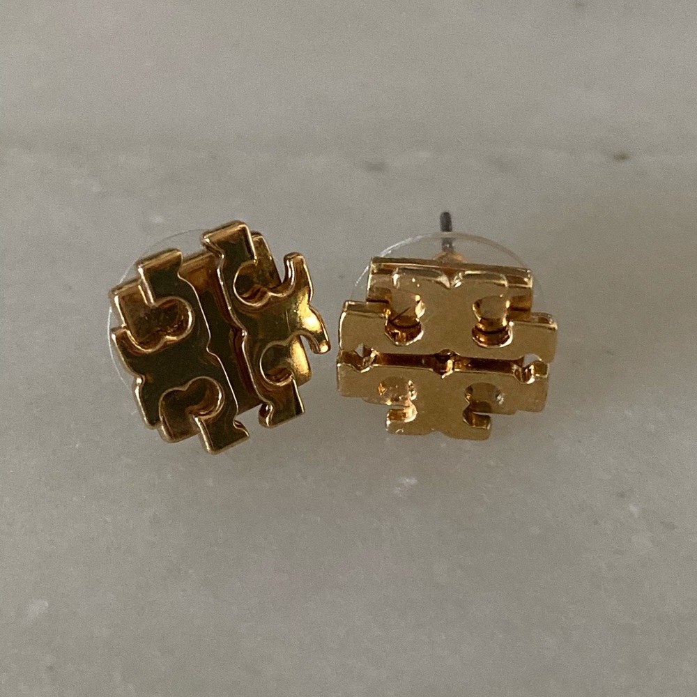Tory Burch Logo Stud Earrings: GOLD